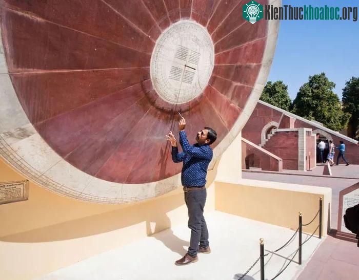 Nadi Valaya Yantra gồm hai đồng hồ Mặt trời trên hai mặt khác nhau