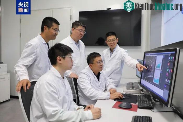 Các nhà khoa học Trung Quốc đang nghiên cứu về đất Mặt trăng.