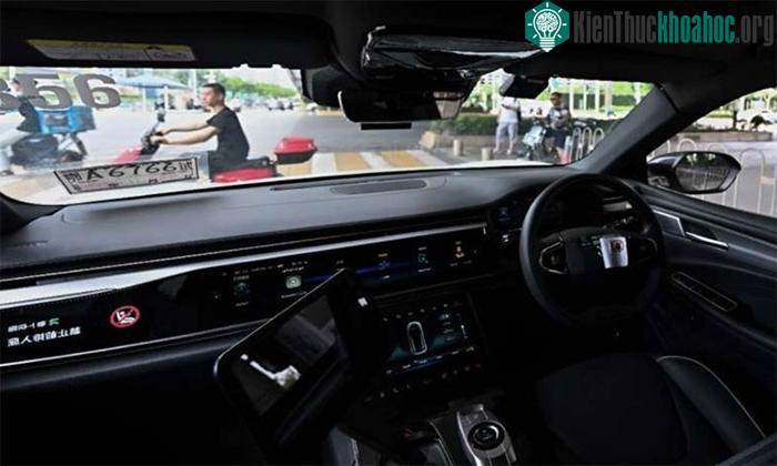 Tầm nhìn từ ghế sau của một chiếc taxi tự lái.