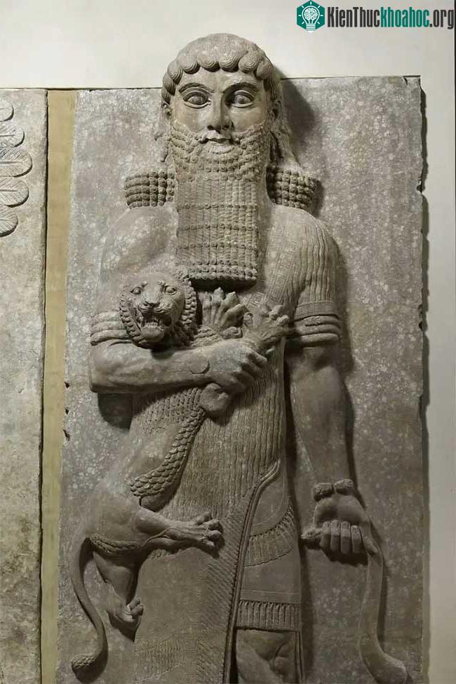 Phù điêu thể hiện hình ảnh Gilgamesh, trưng bày tại Bảo tàng Louvre.
