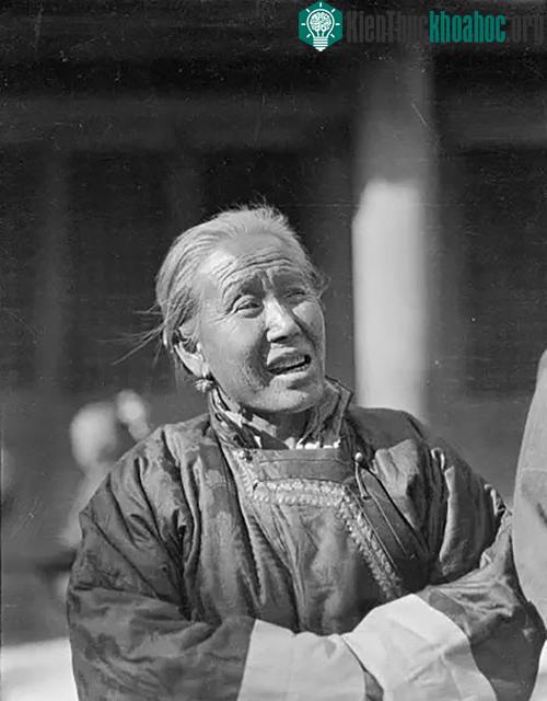 Một phụ nữ đi chợ, chụp khoảng năm 1917-1919.