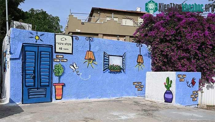 Bên ngoài một hầm trú ẩn ở Holon, cách Tel Aviv 12km.