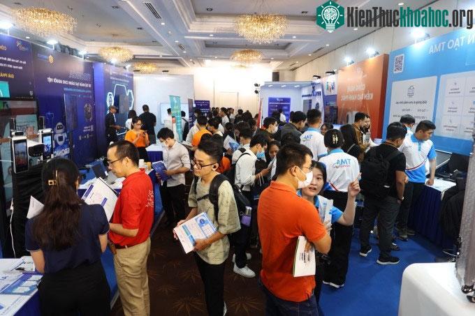 Hàng nghìn người tham quan các gian hàng triển lãm tại AI4VN 2023.