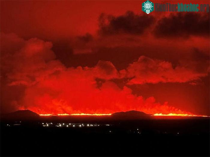 Dung nham núi lửa đỏ rực một góc trời ở Iceland
