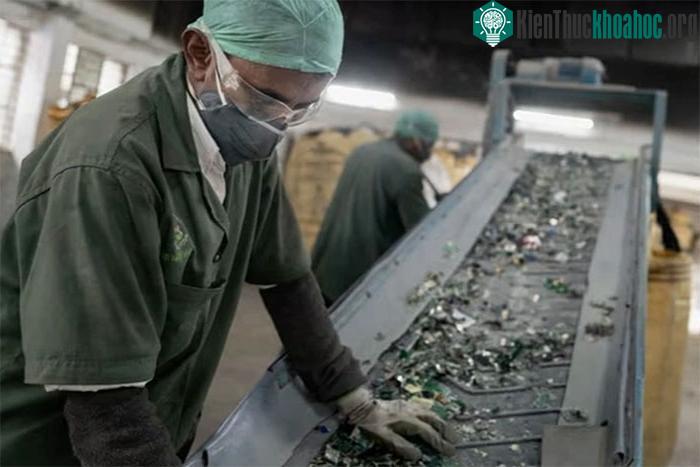 Công nhân phân loại rác thải điện tử tại một nhà máy ở Ấn Độ