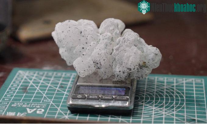 Một viên mưa đá có vết sơn đen để hỗ trợ quét 3D