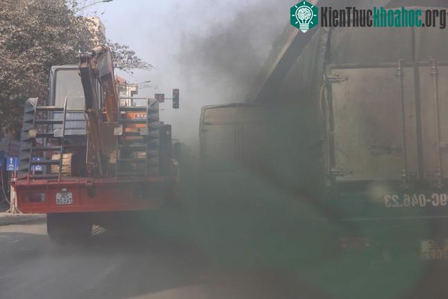 Đường phố Hà Nội ngập chìm trong khói bụi.