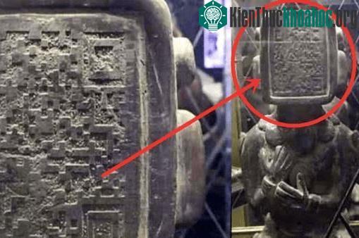 &nbsp;Cấu trúc khá giống với mã QR hiện đại trên một tác phẩm khắc đá.