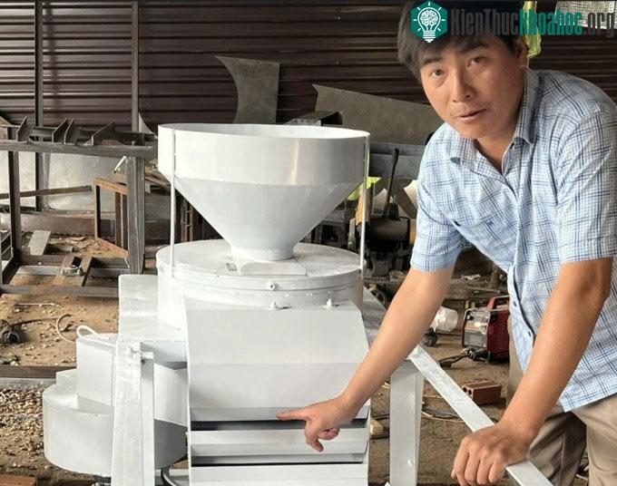 Anh Khánh bên máy tách vỏ sachi do mình chế tạo.