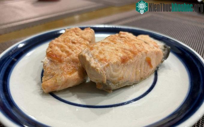 Cá hồi giàu chất béo omega-3.