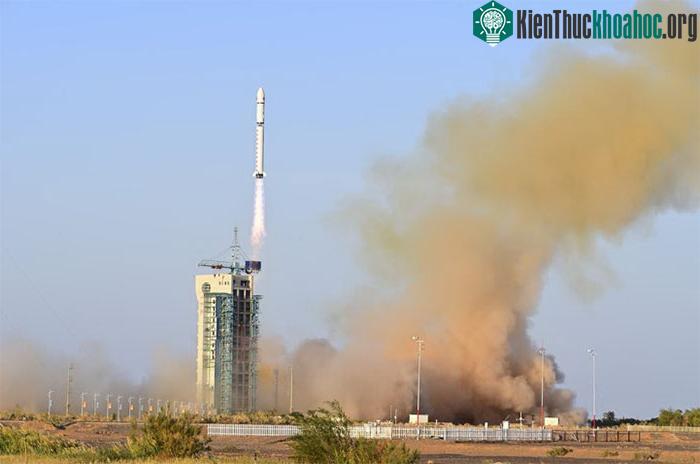 Tên lửa Trường Chinh-2D mang theo vệ tinh Shijian-19 được phóng ở Tây Bắc Trung Quốc