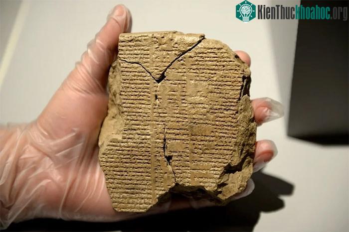 Một phần của sử thi Gilgamesh trên phiến đá đất sét.