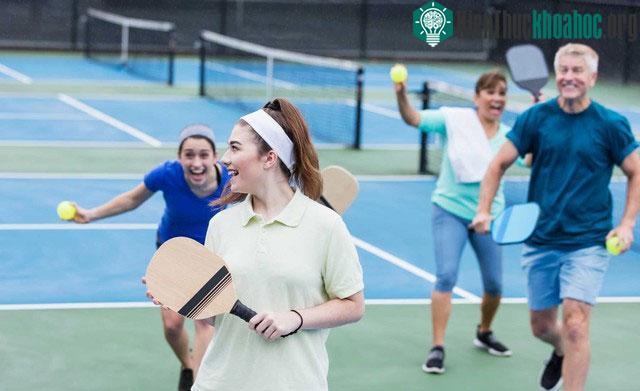 Pickleball là một môn thể thao "lai" giữa tennis, bóng bàn và cầu lông