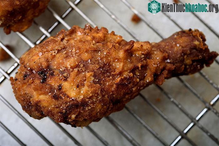 &nbsp;Các món chiên rán lại là thực phẩm chứa ít chất dinh dưỡng, có hàm lượng chất béo cao.