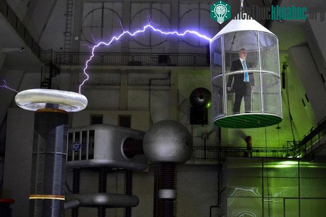 Lồng Faraday là một thiết bị được tạo ra từ một lớp vật liệu dẫn điện bao kín