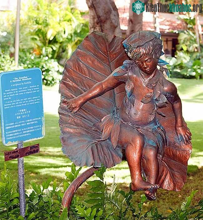 &nbsp;Tượng thần bảo vệ Menehune ở làng Hilton, Hawaii. Truyền thuyết hay sự thực?