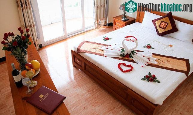 &nbsp;Tấm vải tối màu được dùng một tấm lót để tránh làm bẩn giường ngủ màu trắng.