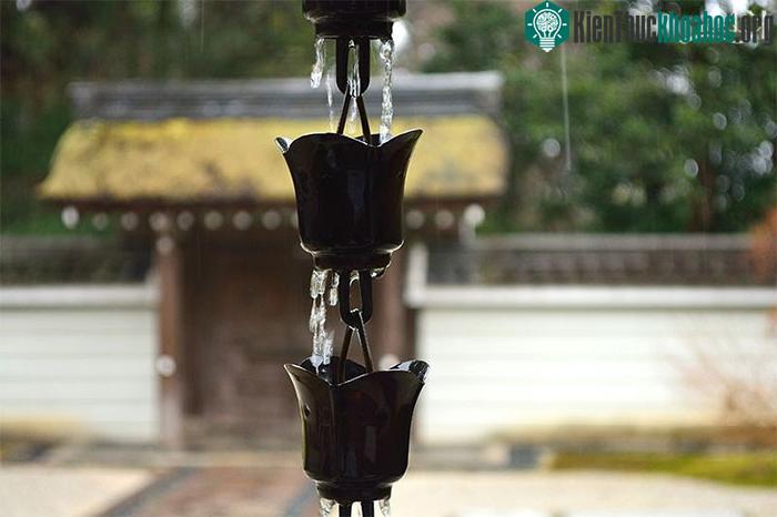 Những giọt mưa tạo ra âm thanh nước chảy.&nbsp;