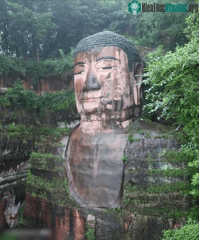 Người dân địa phương coi tượng Phật khổng lồ Leshan là biểu tượng của sự bảo hộ.