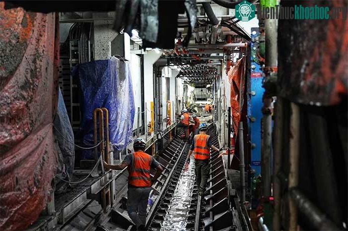 Trên công trường có các kỹ sư đến từ nhiều nước trên thế giới