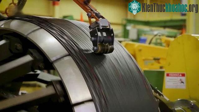 Khi máy bay tiếp đất, hệ thống phanh bánh xe bắt đầu hoạt động.