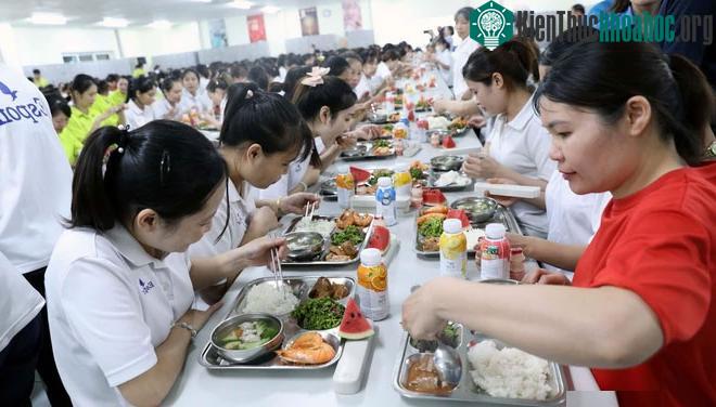 &nbsp;Bữa ăn ca của công nhân.