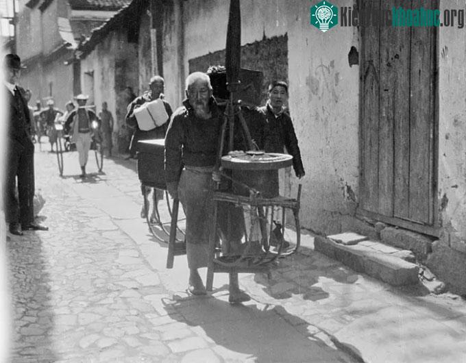 Người lao động trên đường phố Hàng Châu.