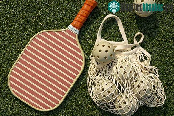 Vợt và bóng chuyên dụng cho bộ môn Pickleball.