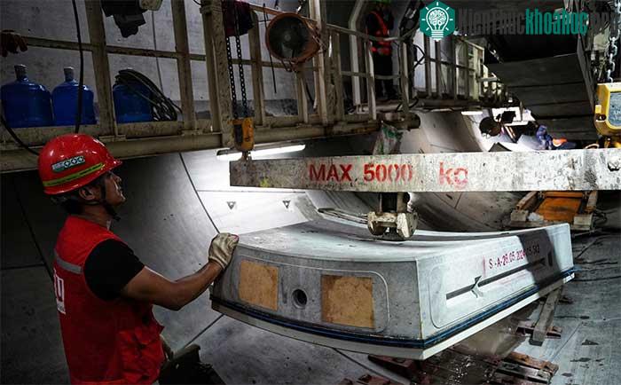 Cứ đào được 1,5m, mũi khoan lại tạm dừng hoạt động để lắp vỏ hầm.