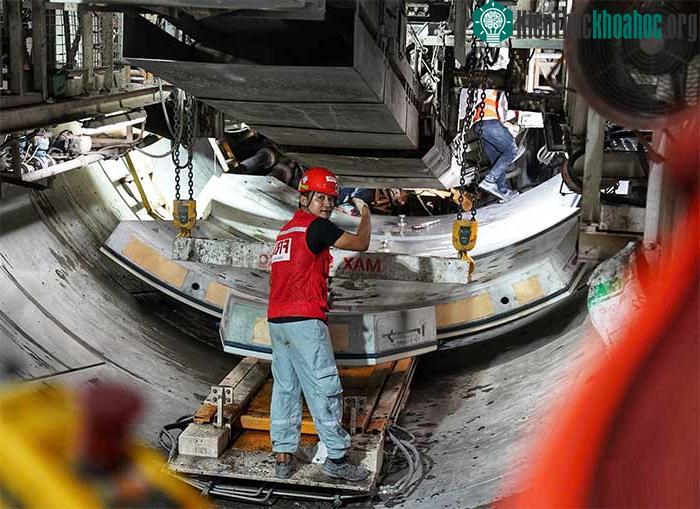 6 tấm bê tông vỏ hầm sẽ được khớp với nhau để tạo thành một vòng tròn.