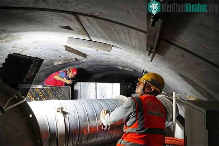 Công nhân kiểm tra hệ thống thông gió bên trong hầm.