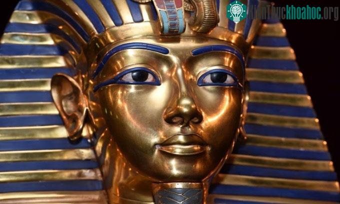 Mặt nạ người chết bằng vàng trong mộ vua Tutankhamun.