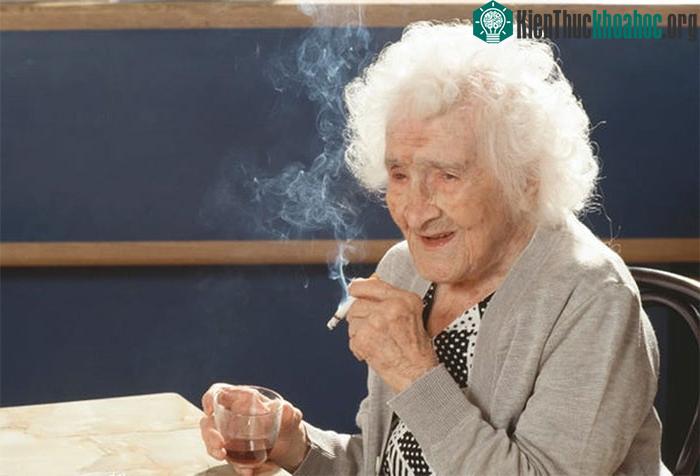 Bà Jeanne Calment đang vui vẻ hút thuốc và uống rượu vang vào sinh nhật thứ 117.