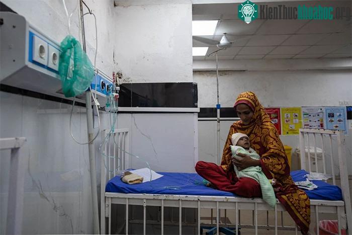 Sumaira, 25 tuổi, ôm con trong Bệnh viện Dịch vụ (Services Hospital) ở Lahore, Pakistan.