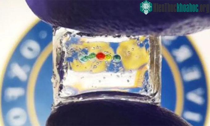 Phiên bản phóng to của pin lithium-ion mềm dẻo, siêu nhỏ.