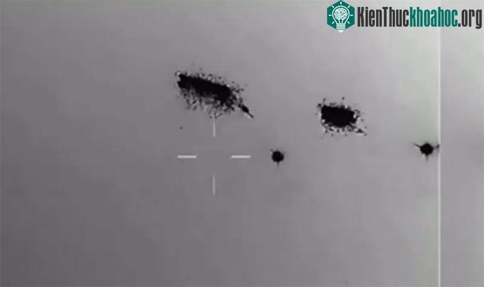 &nbsp;Camera nhiệt ghi lại hình ảnh hai "đĩa bay" dường như nổ tung sau khi trúng tên lửa