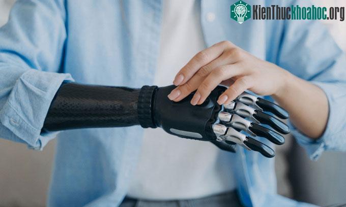 Công nghệ này cho phép người dùng điều khiển cánh tay robot chỉ bằng ý nghĩ