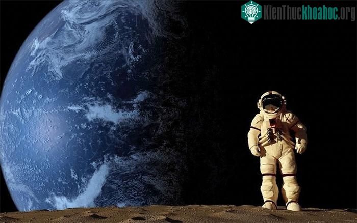 Phi hành gia Neil Armstrong là người đầu tiên đi bộ trên Mặt trăng.