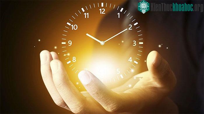 on người chỉ có thể cảm nhận và đo lường dòng chảy của thời gian.