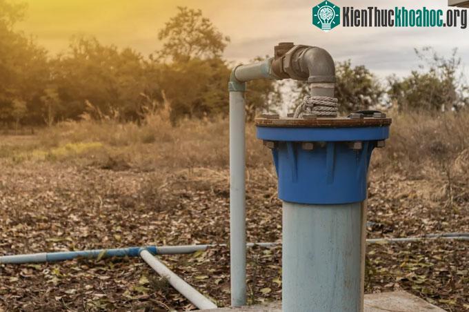 Con người khai thác nước ngầm quá mức có thể khiến môi trường bị ảnh hưởng.