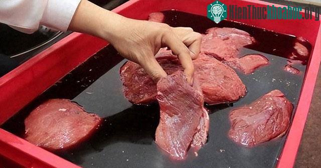 Quy trình sản xuất thịt bò giả ngày càng tinh vi.