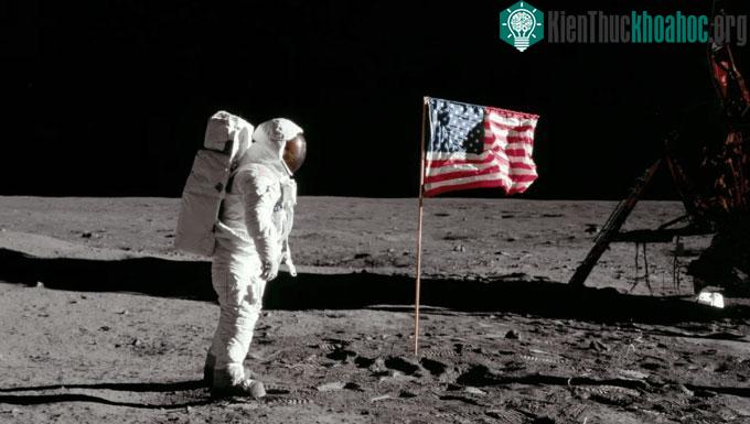Phi hành gia Buzz Aldrin đứng trên bề mặt Mặt trăng, phía sau không có ngôi sao nào.