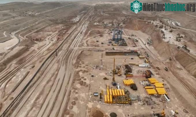 Quá trình xây dựng trụ móng của Thành phố thẳng