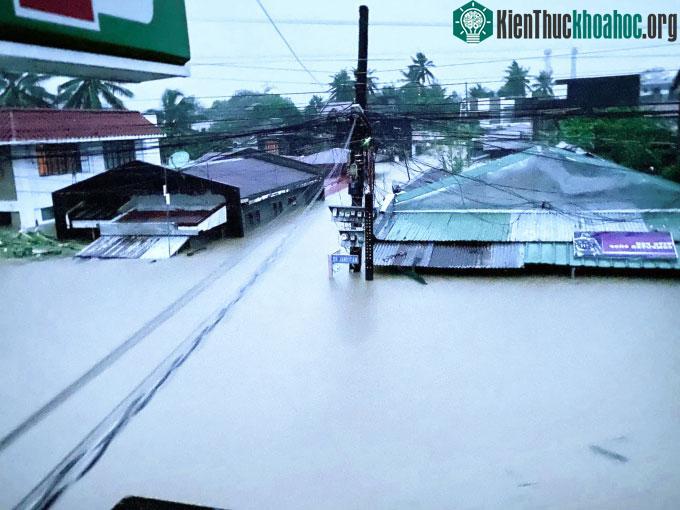 Những ngôi nhà bị ngập đến gần mái ở Bato, tỉnh Camarines Sur ngày 23/10.