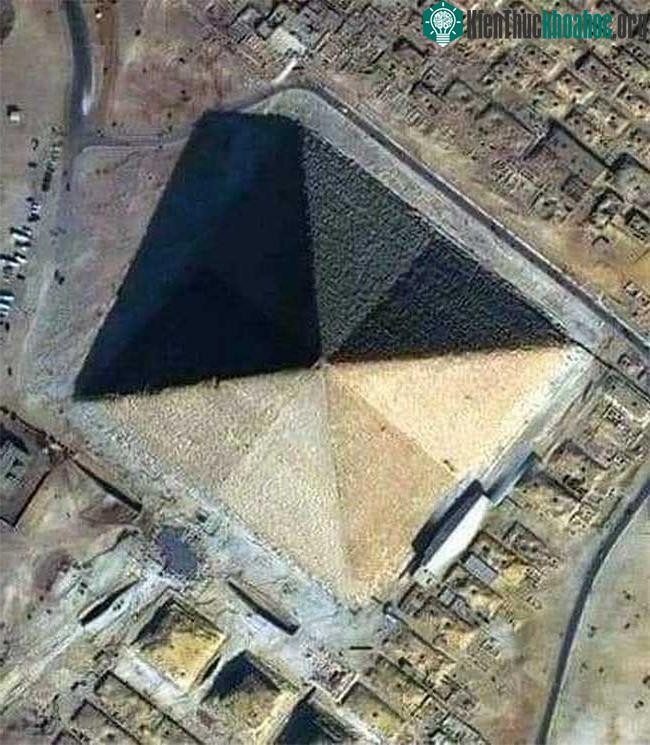 8 mặt của Đại kim tự tháp Giza quan sát từ trên cao