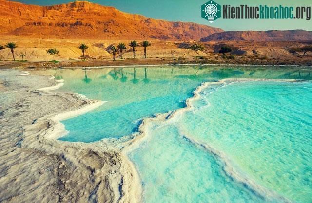 Israel nằm trên bờ biển Địa Trung Hải và bị đe dọa bởi thiên tai từ vị trí địa lý.
