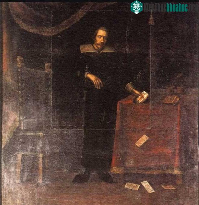 Francesco Fibbia với một số lá bài của mình.
