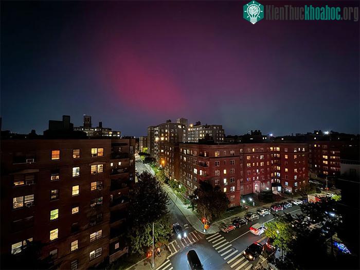 Cực quang rực rỡ trên bầu trời đêm phía trên các tòa nhà chung cư ở quận Queens, New York