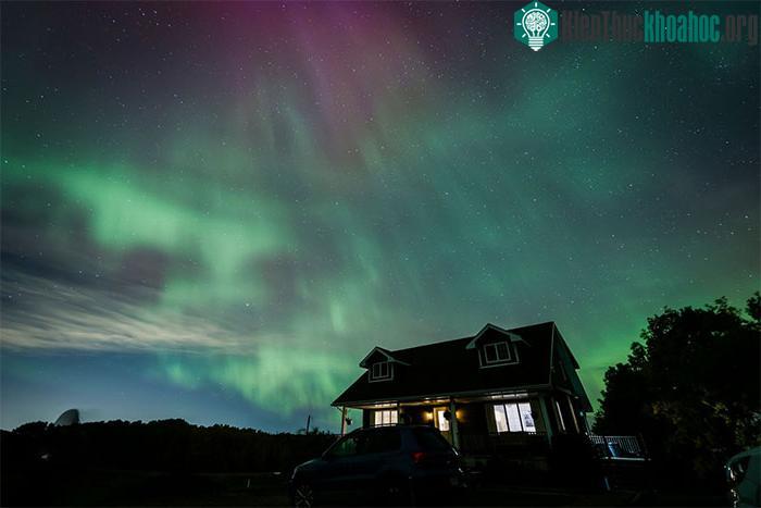 Cực quang phương Bắc xuất hiện phía trên một ngôi nhà gần Cremona, Canada