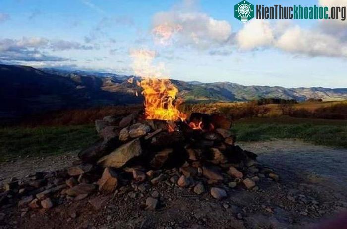 Monte Busca không phun dung nham, giống như một đống lửa nhỏ bùng cháy liên tục.&nbsp;